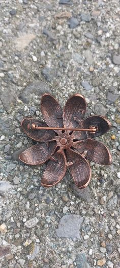 Vintage jewelry is sold individually for 5 to 10 euros