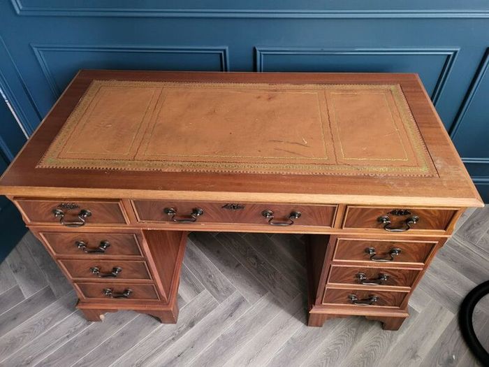 Amtique Desk