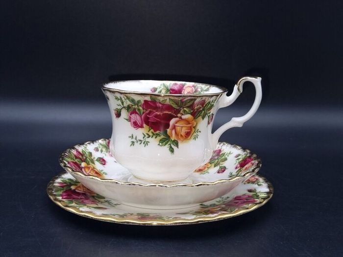 Royal Albert "Old Country Roses" Tea Pot and tea Set