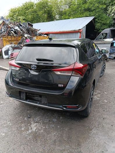 Breaking Toyota auris hybrid 2017
