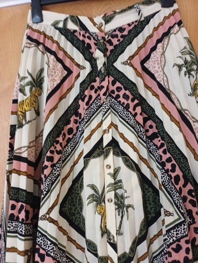Stradivarius Pleated  Multi Colour  Skirt.  S.M - 12.    .