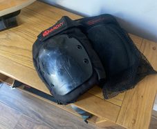 Anarchy knee pads