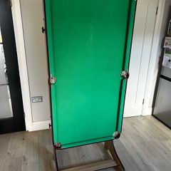 snooker / pool table