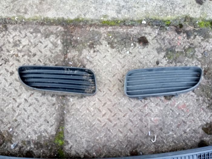 Original Set Toyota Corolla E11 VVTI 00-02 Facelift Front Bumper Non Fog light Grille Blanks Pair Drivers & Passengers Side. 81481-12020 81481-12040