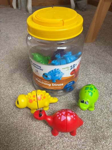 Learning matching game dinosaurs