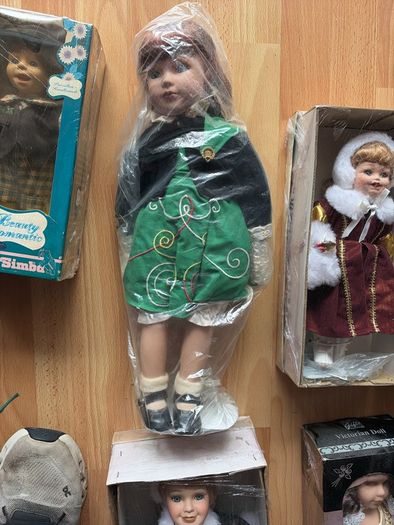 Selection of 8 beautiful porcelain and Victorian-style collectable dolls
