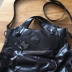 Leather Oriano ladies bag with shoulder strap.