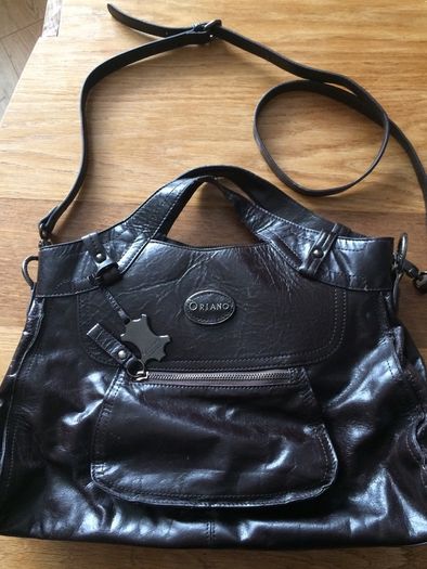 Leather Oriano ladies bag with shoulder strap.