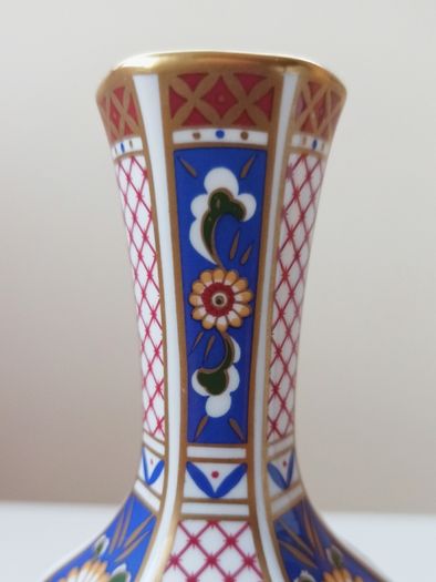 Aynsley "Imperial" fine bone china vase with 22 karat gold accents  height 16cm