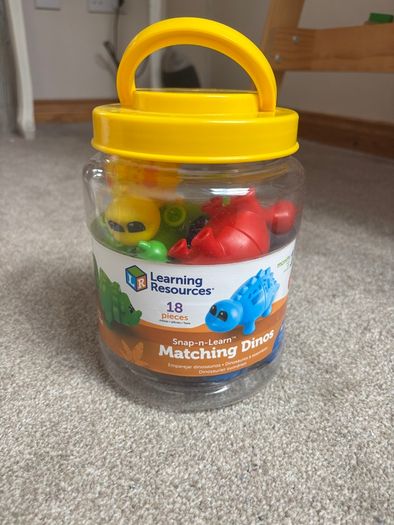 Learning matching game dinosaurs