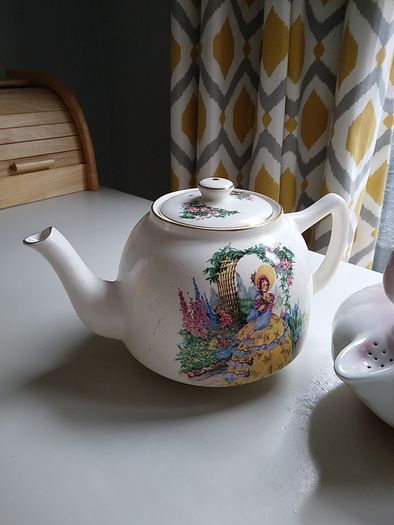 2 teapots