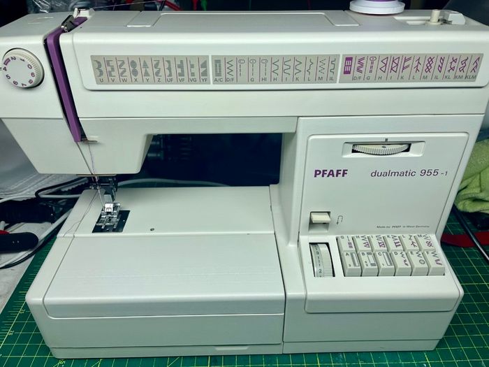 PFAFF Dualmatic 955-1 Sewing Machine with IDT(Upper walking foot) - Just serviced - Excellent condition