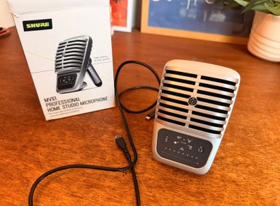 Shure Microphone MV51 Diaphragm Condenser Microphone (USB & Lightning) - Excellent Condition