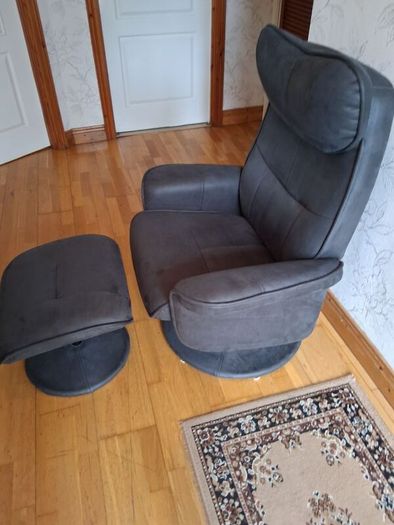 Recliner chair and footrest