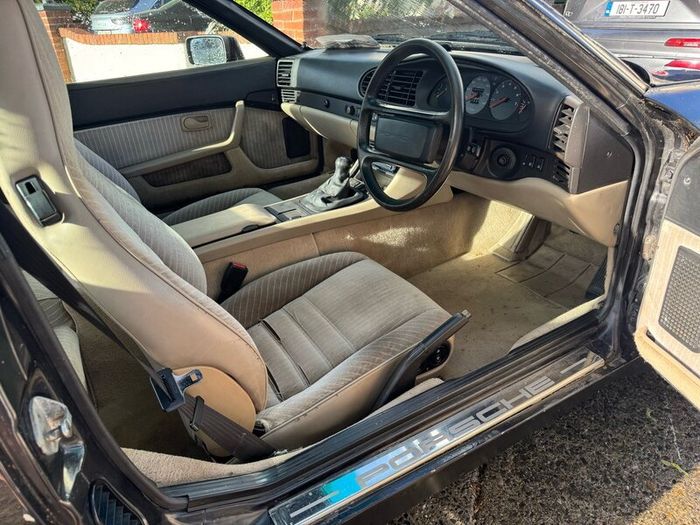 Porsche 944S
