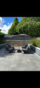 5 Seater Garden Lounge Set and Parasol in Excellent Condition