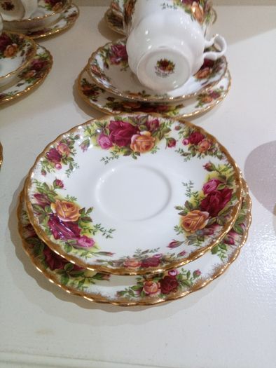18 piece Tea Set Royal Albert Old Country Roses Bone China