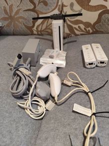 Wii + 2 controllers, Nunchucks, HDMI adapter