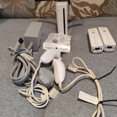 Wii + 2 controllers, Nunchucks, HDMI adapter