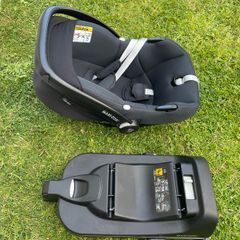 Maxi-Cosi CabrioFix i-Size Car Seat + inserts+ ISOFIX Base