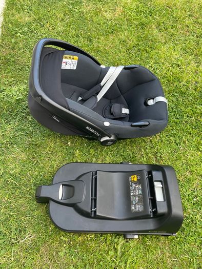 Maxi-Cosi CabrioFix i-Size Car Seat + inserts+ ISOFIX Base