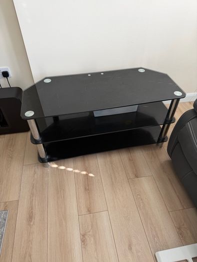 Coffee table and leather chairs