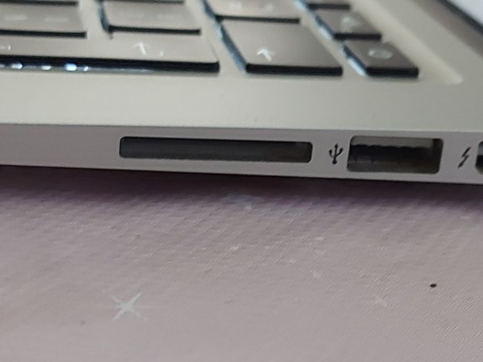 Apple MacBook Air, Intel Core i5, 1.4GHz, 4GB Ram DDR3, 121GB SSD, 13.3 inch screen, in excellent condition