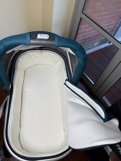Uppababy Vista Finn V2 maxi cosy car seat with isofix rotating