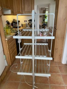 Heated clothes airer