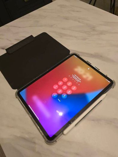 Apple iPad Pro 11 inch 3rd Gen (WIFI + Cellular) & Bundle