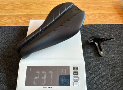 Fabric TT TRI saddle
