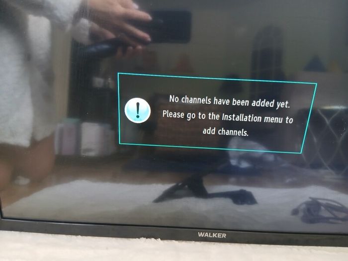 Walker brand flat screen tv 29inch in length  x17 inch heigth. Comes with original remot control, swivel mounted tv bracket and cables. .