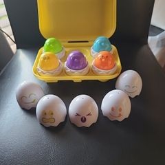 1993 Vintage Tomy Hide N Squeak Eggs Shape Color Sorting Toy Yellow Carton w/BOX