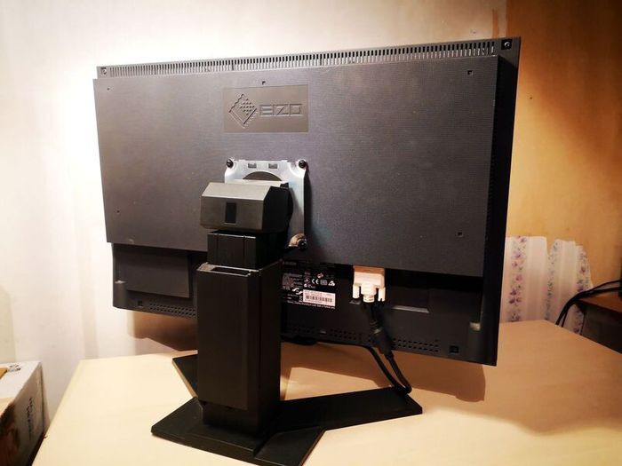 EIZO ColorEdge CG241W - Professional Graphics Monitor 24'' in Excellent Condition