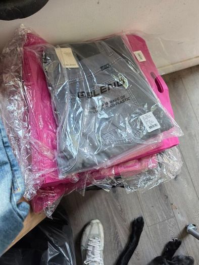 Quantity: 500 pieces  Items: Mixed T-shirts, shorts, jeans, and casual clothing  Sale type: Bulk job lot  Ideal for: Resale, retail, markets, and online businesses  Great opportunity to buy clothing in bulk at a competitive price. Sold as one job lot.