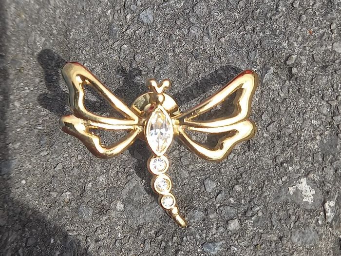Vintage jewelry is sold individually for 5 to 10 euros