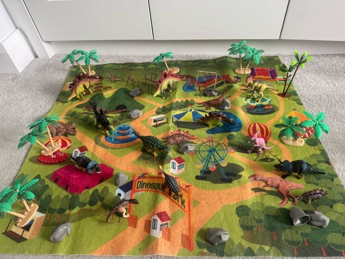 Large dinosaur play may, figures - free postage