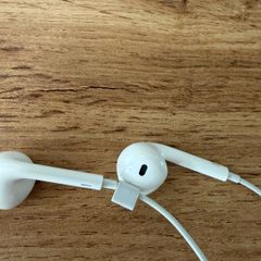 airpod , wired , lighting cable ( not C). Working perfectly.