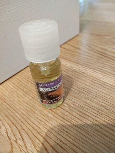 Scentbug with extra pad refills and fragrance oil