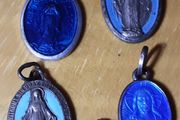 five small religious medals blue (k), tub 3