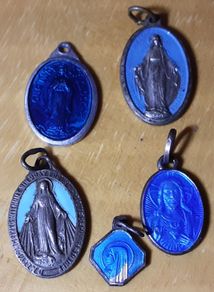 five small religious medals blue (k), tub 3