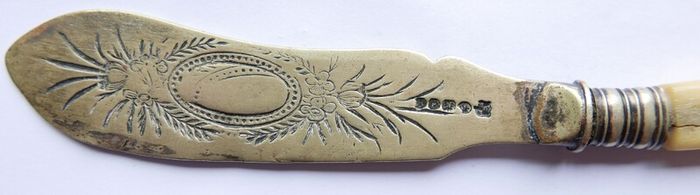 Vintage Sheffield butter or fish knives, two knives have white mother-of-pearl handles