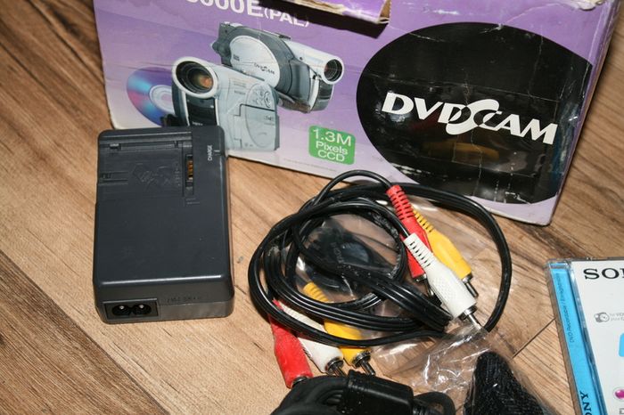 Hitachi DZ-MV3000E PAL DVD and DS  Video Camcorder 10x Optical Zoom 240x Digital Tested & Working.