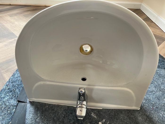 wall-hung bathroom basin with full pedestal