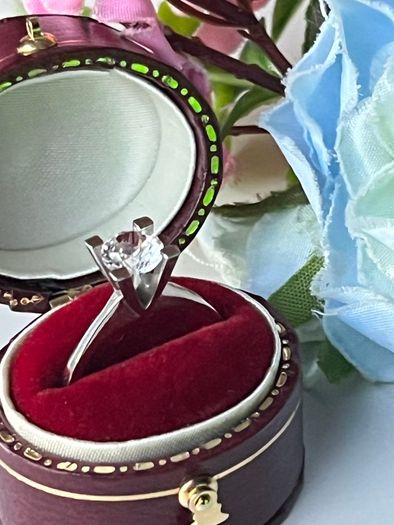 Sterling Silver Cathedral-Style Mounting Solitaire Cublic Zirconia Ring. Size N/O.
