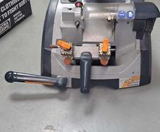 Quattro key cutting machine