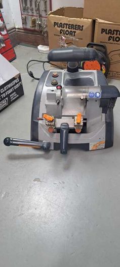 Quattro key cutting machine