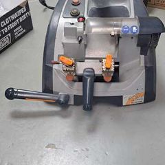Quattro key cutting machine