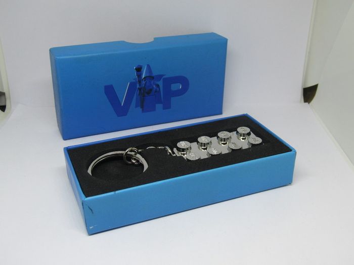 Lego Exclusive VIP Metal Brick Chrome Sliver Keychain Limited Edition Rare Hard To Find