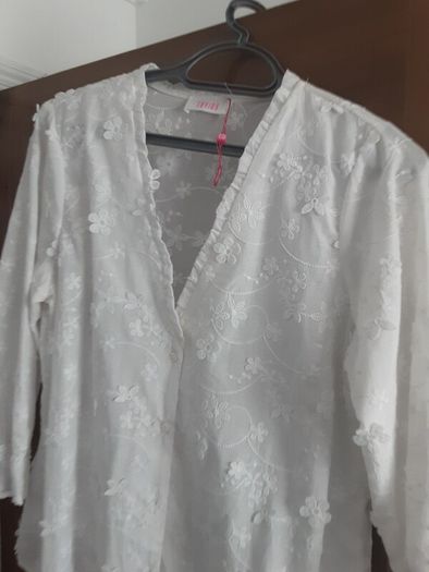 ladies white detailed blouse